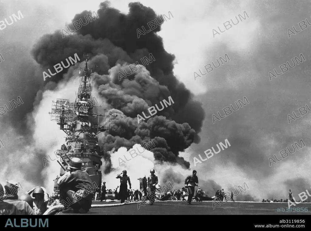 USS Bunker Hill hit by two kamikaze pilots. - Album alb3119856