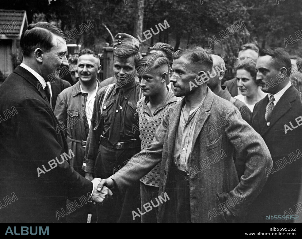 Hitler, Adolf; Dictator (NSDAP). 1889-1945. Hitler-speech in front of Siemensworkers, Berlin 10 November 1933:. Hitler taking his leave of some workers. Photo.