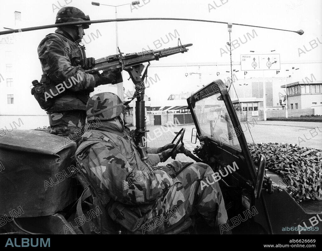 A jeep of the U.S. army during a routine patrol in front of a border crossing-point at the Berlin Wall on 14 January 1986. 14/01/1986