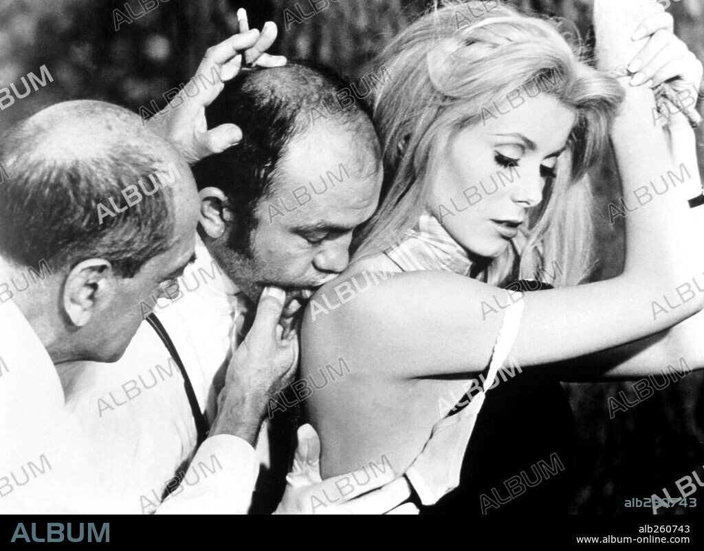 CATHERINE DENEUVE und LUIS BUÑUEL in BELLE DE JOUR - SCHÖNE DES TAGES, 1967 (BELLE DE JOUR), unter der Regie von LUIS BUÑUEL. Copyright PARIS FILM/FIVE FILM.