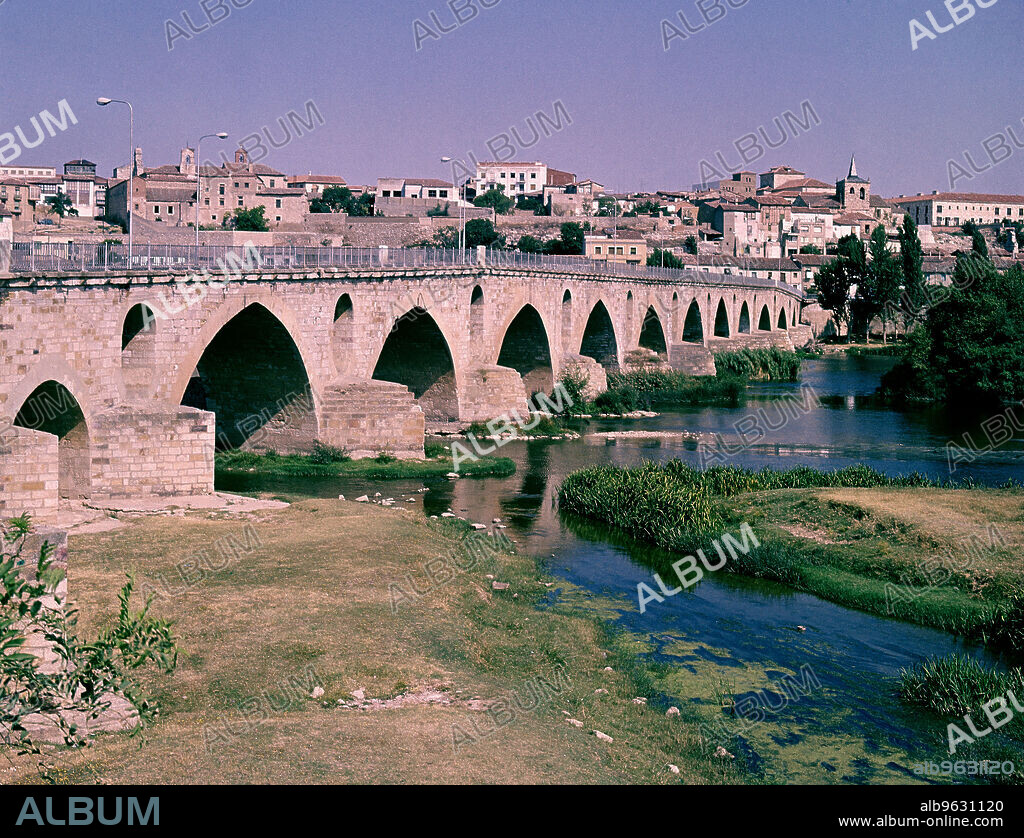 PUENTE DE PIEDRA DE ZAMORA DENOMINADO TAMBIEN PUENTE NUEVO SOBRE EL RIO DUERO - SIGLO XIII.