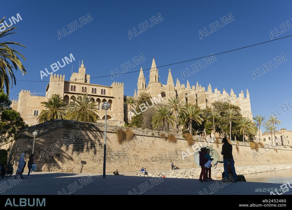 parque del Mar y Catedral de Mallorca , siglo XIII, Monumento Histórico-artístico, Palma, mallorca, islas baleares, españa, europa.