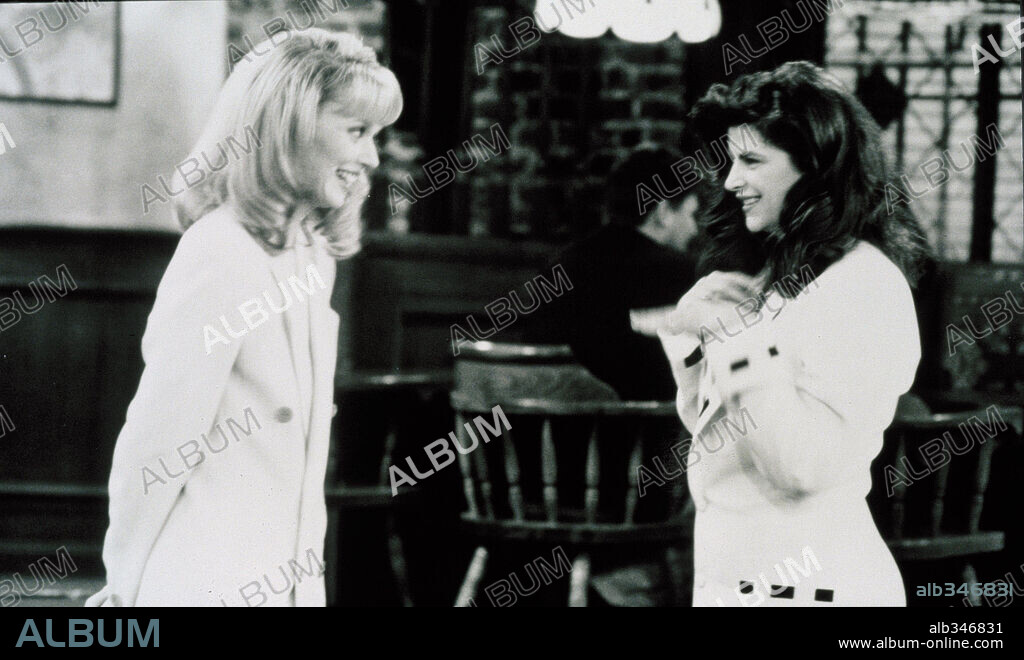 KIRSTIE ALLEY y SHELLEY LONG en CHEERS, 1982, dirigida por GLEN CHARLES y JAMES BURROWS. Copyright NBC-TV.