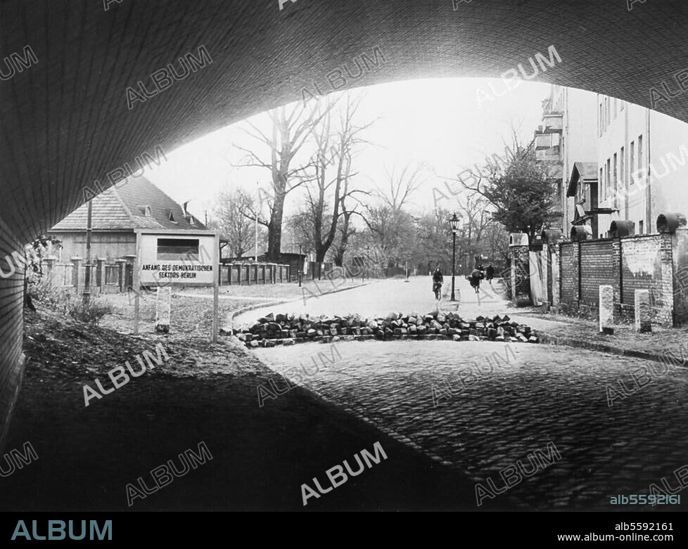 Berlin 1952. Absperrmaßnahmen an der Sektorengrenze. Straßensperre und Hinweisschild "Anfang des demokratischen Sektors". Foto.