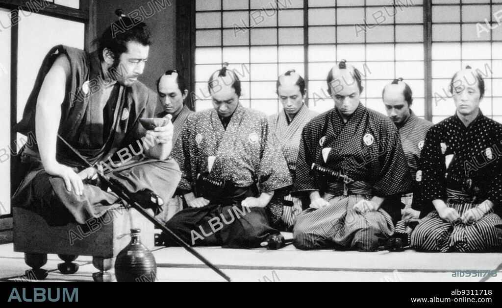 TOSHIRO MIFUNE in SANJURO, 1962 (TSUBAKI SANJURO), directed by AKIRA KUROSAWA. Copyright Kurosawa Production Co.