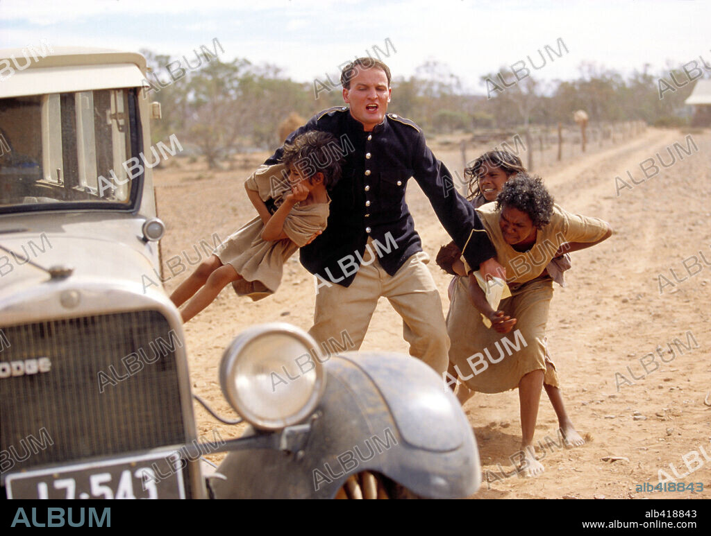 RABBIT-PROOF FENCE, 2002, directed by PHILLIP NOYCE. Copyright RUMBARALA  FILMS/OLSEN LEVY/HANWAY/AUSTRALIAN FILM FINANCE. - Album alb418843