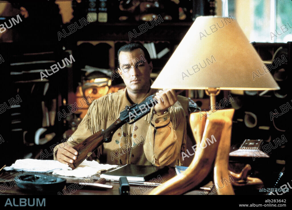 STEVEN SEAGAL en EN TIERRA PELIGROSA, 1994 (ON DEADLY GROUND), dirigida por STEVEN SEAGAL. Copyright WARNER BROTHERS.