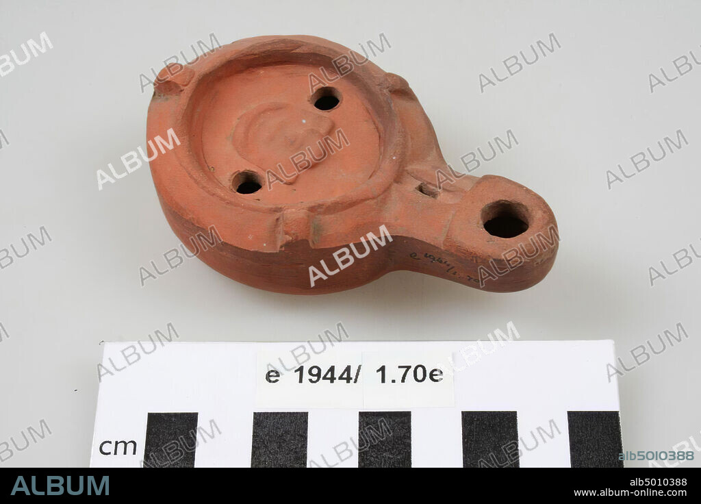 Terracotta oil lamp, decorated, with spout, 2 holes, fire hole and air hole. Factory brand: STROBILI., Oil lamp, earthenware, terracotta, 9,2 x 5,8 x 3,2 cm, roman, Netherlands, Gelderland, Berg en Dal, Berg en Dal, De Holdeurn.