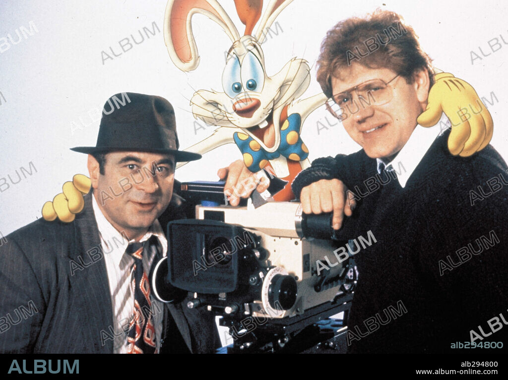 BOB HOSKINS and ROBERT ZEMECKIS in WHO FRAMED ROGER RABBIT, 1988, directed by ROBERT ZEMECKIS. Copyright TOUCHSTONE/AMBLIN.