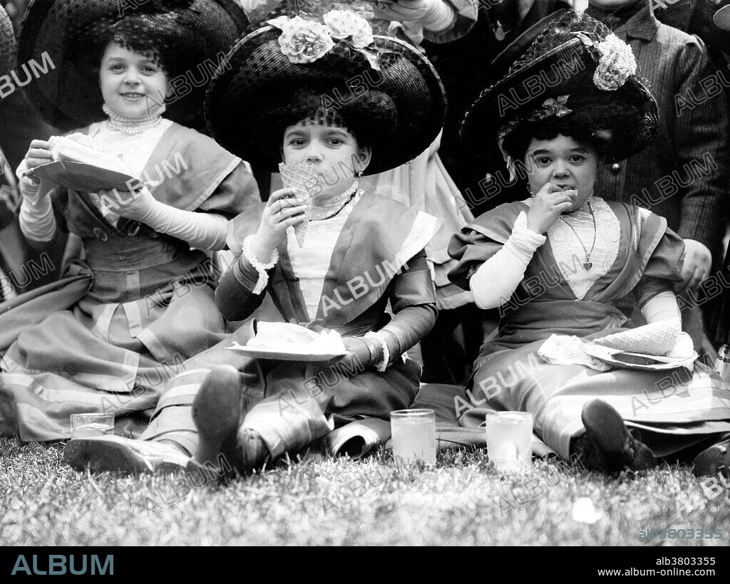 NYC, Midgets Picnic in Central Park, 1910 - Album alb3803355