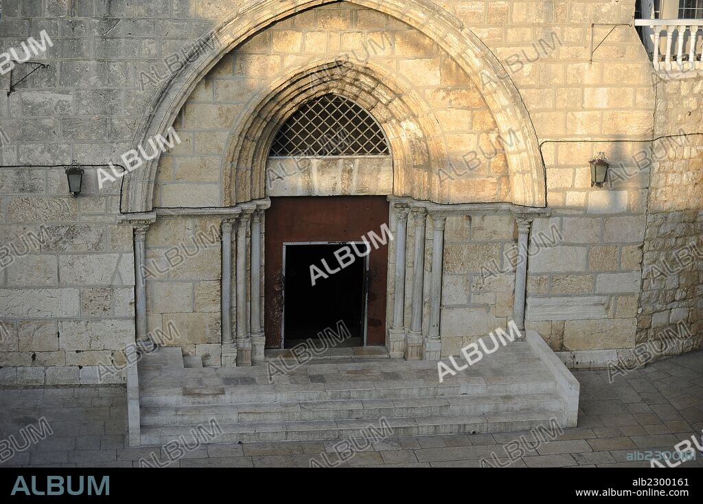 ISRAEL. JERUSALEN. Sepulcro de María, lugar donde yacieron los restos de María, antes de su asunción al Cielo. Vista de la entrada a la Iglesia de la Asunción. El actual edificio fue reconstruido por los cruzados en el siglo XII.