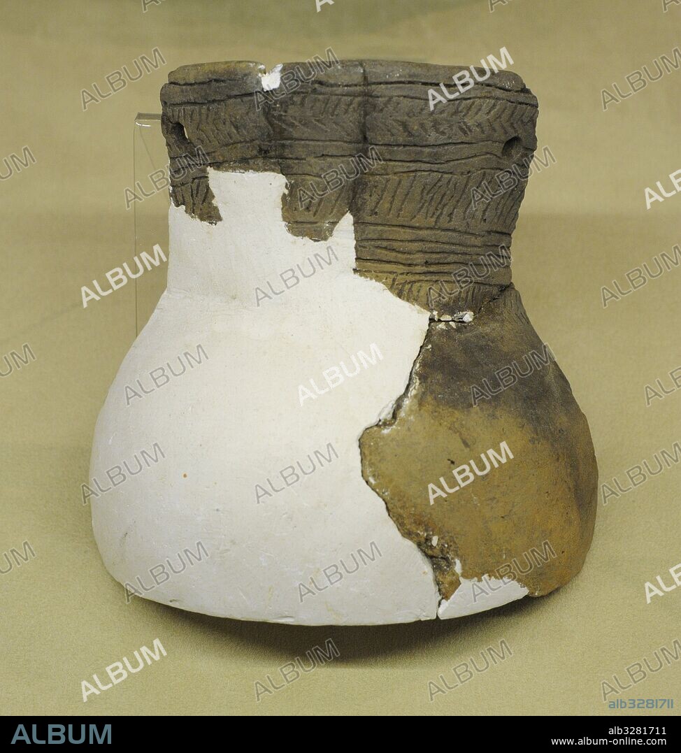 Polonia. Prehistoria. Neolítico. Reconstrucción de un vaso de cerámica con  decoración incisa. Exposición temporal 