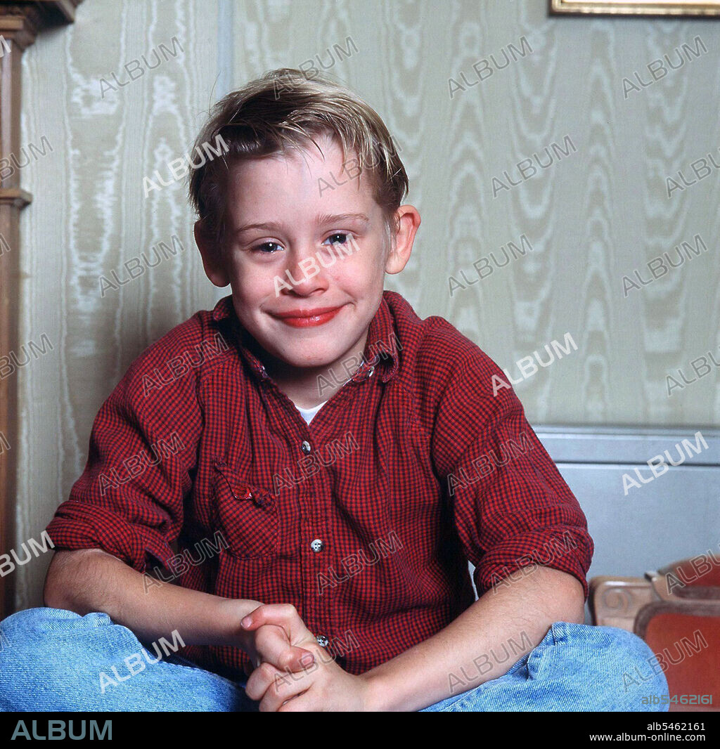 MACAULAY CULKIN in HOME ALONE, 1990, directed by CHRIS COLUMBUS. Copyright 20TH CENTURY FOX.