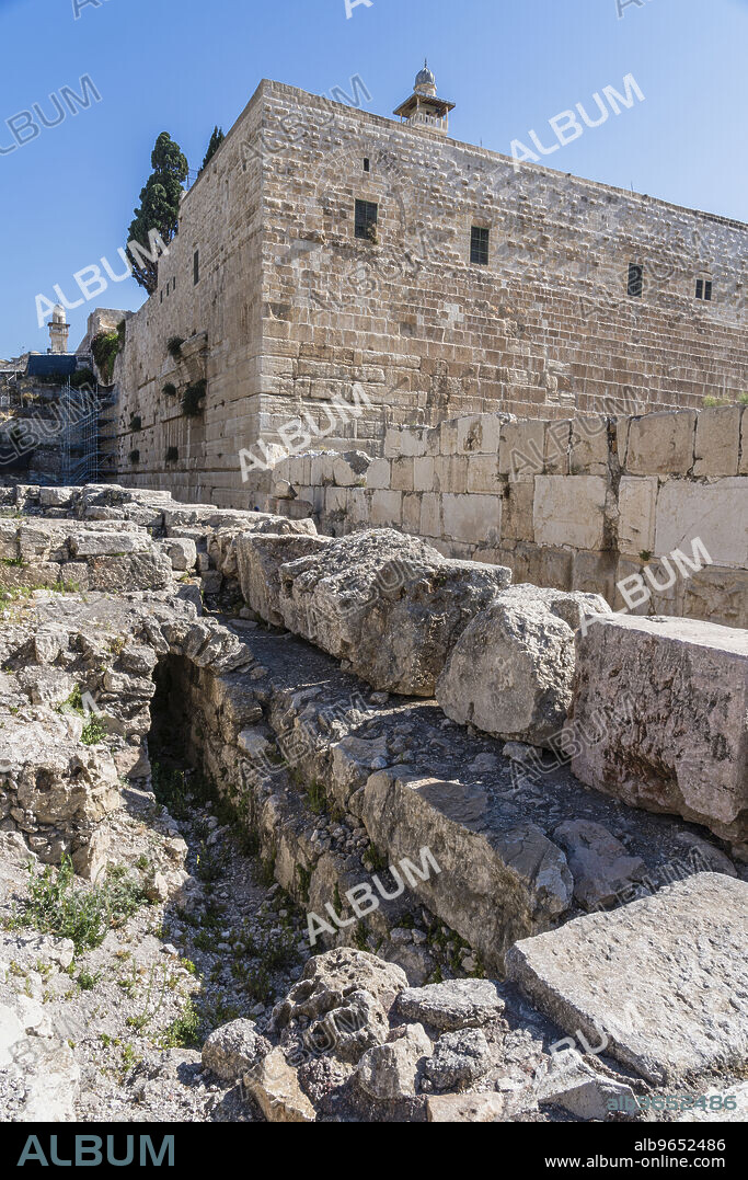 Israel, Jerusalem, Jerusalem Archeological Park, Ruins of ancient Jerusalem below the western wall of the Temple Mount or al-Haram ash-Sharif. Anciently, this aqueduct ran beneath a street in Herodian times. Jerusalem Archeological Park. The Old City of Jerusalem and its Walls is a UNESCO World Heritage Site.