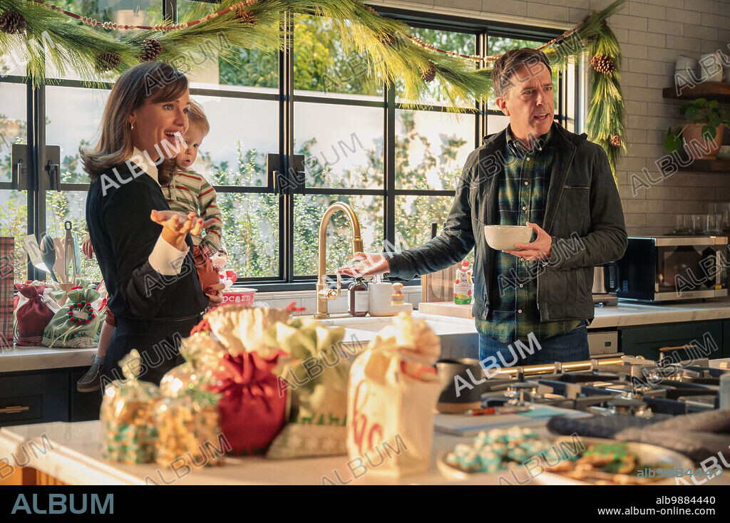 ED HELMS and JENNIFER GARNER in FAMILY SWITCH, 2023, directed by MCG. Copyright Grey Matter Productions Imagine Entertainment Linden Entertainment Talent One Wonderland Sound and Vision.