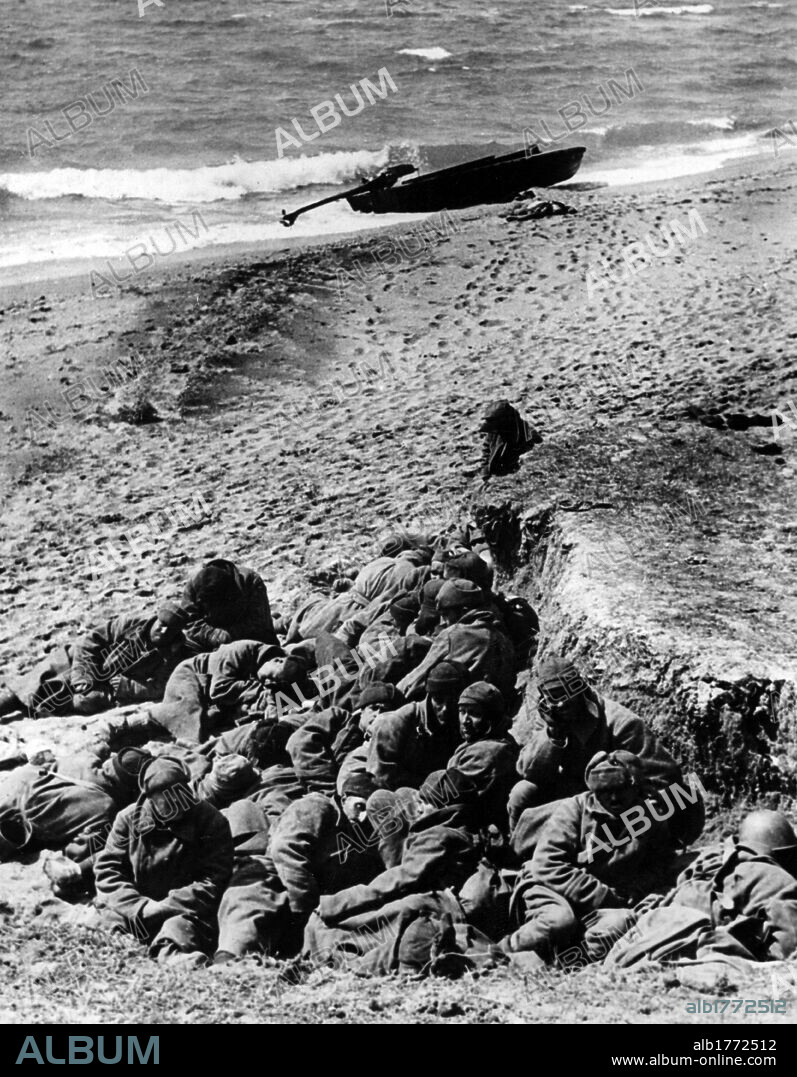 Soviet prisoners. Russian soldiers captured during the first operations in Crimea resting in the open air. Kerch, April 1942.