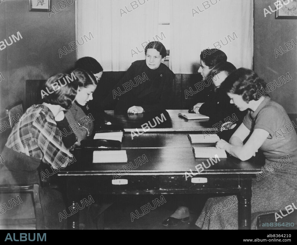 Ingrid Bergman (1915-1982), Actriz De Cine Sueca, En Una Clase De ...