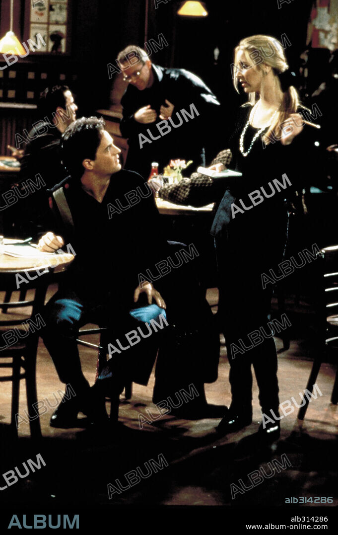 LISA KUDROW and MATTHEW PERRY in FRIENDS, 1994, directed by GAIL MANCUSO, GARY HALVORSON, JAMES BURROWS, MICHAEL LEMBECK and PETER BONERZ. Copyright WARNER BROS TV.