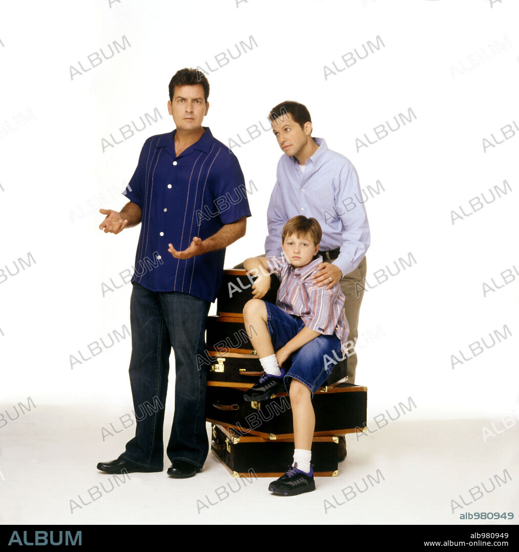 ANGUS T. JONES, CHARLIE SHEEN y JON CRYER en DOS HOMBRES Y MEDIO-TV, 2003  (TWO AND A HALF MEN), dirigida por CHUCK LORRE y LEE ARONSOHN. Copyright  CHUCK LORRE PRODUCT./WOLF - Album