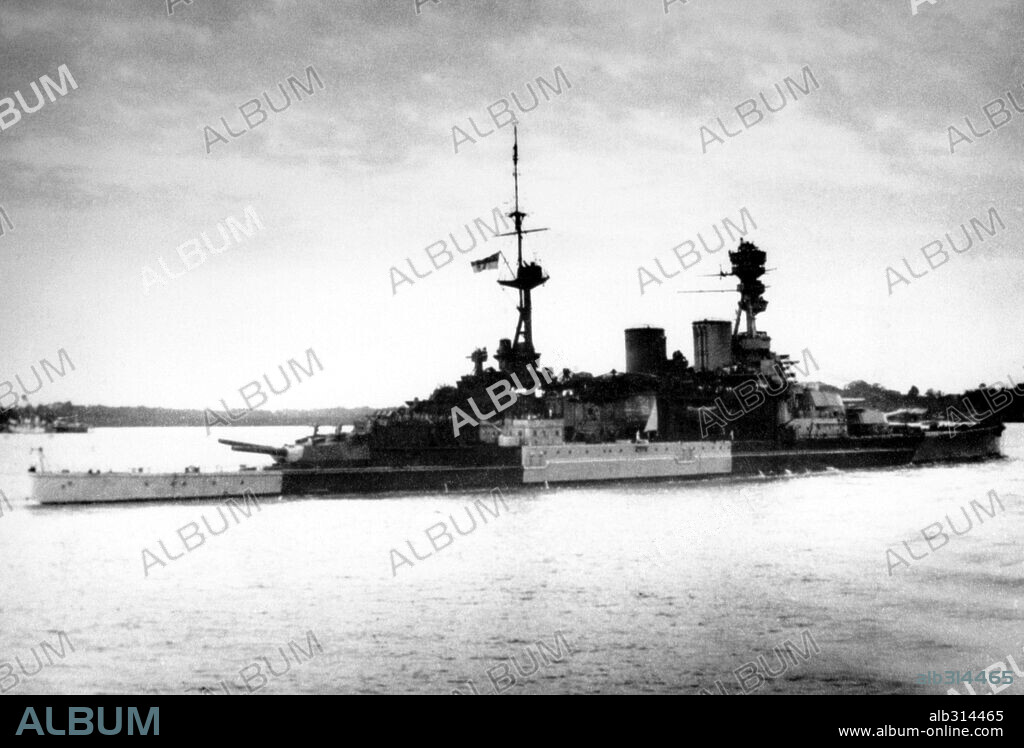 Last picture of HMS Repulse the 8th december 1941. The Battlecruiser sailed from Singapore on her last operation and was sunk two days later by japanese aircrafts.