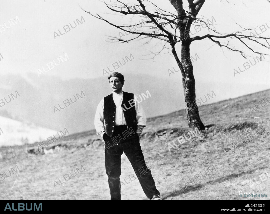 JEAN GABIN in THE GRAND ILLUSION, 1937 (LA GRANDE ILLUSION), directed by JEAN RENOIR. Copyright REALISATIONS D'ART CINEMATOGRAPHIQUE.