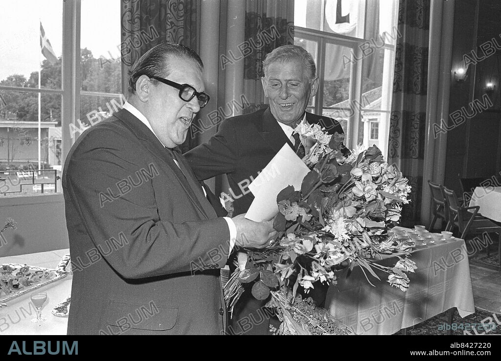 GÖTEBORG 1970-09-14.. Lasse Dahlquist uppvaktas på sin 60-årsdag - här med Sten-Åke Cederhök. *** Local Caption *** GT Foto: Kamerareportage / TT / Kod: 2524.