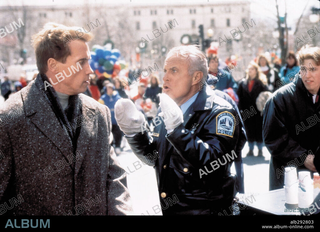 ARNOLD SCHWARZENEGGER in JINGLE ALL THE WAY, 1996, directed by BRIAN LEVANT. Copyright 20TH CENTURY FOX.