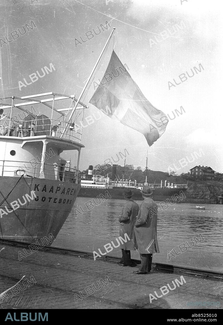 Göteborg - 1935-04-19 - Fartyget Kaaparen från Göteborg flaggar på halv ...