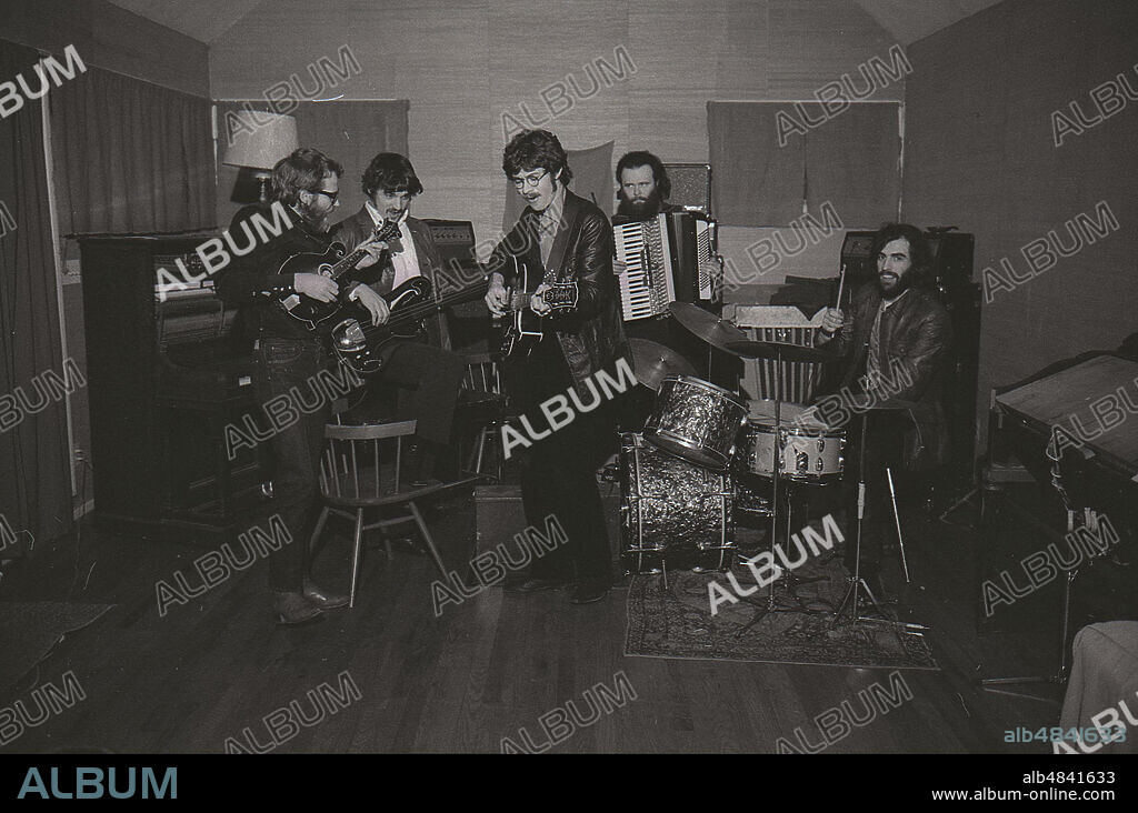 GARTH HUDSON, LEVON HELM, RICHARD MANUEL, RICK DANKO und ROBBIE ROBERTSON in ONCE WERE BROTHERS: ROBBIE ROBERTSON AND THE BAND, 2019, unter der Regie von DANIEL ROHER. Copyright SHED/BELL MEDIA STUDIOS/IMAGINE DOCUMENTARIES/POLYGRAM ENT / GAHR, DAVID.