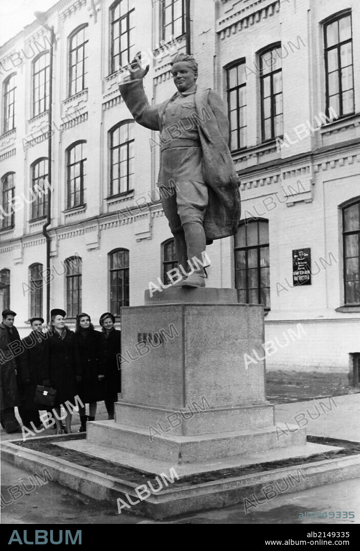 A monument to sergei mironovich kirov in kazan, tatar autonomous republic, it stands in front of the building of the chemical technological institute bearing his name, this building once housed a technical school that kirov attended, october 1949. 01/02/1949