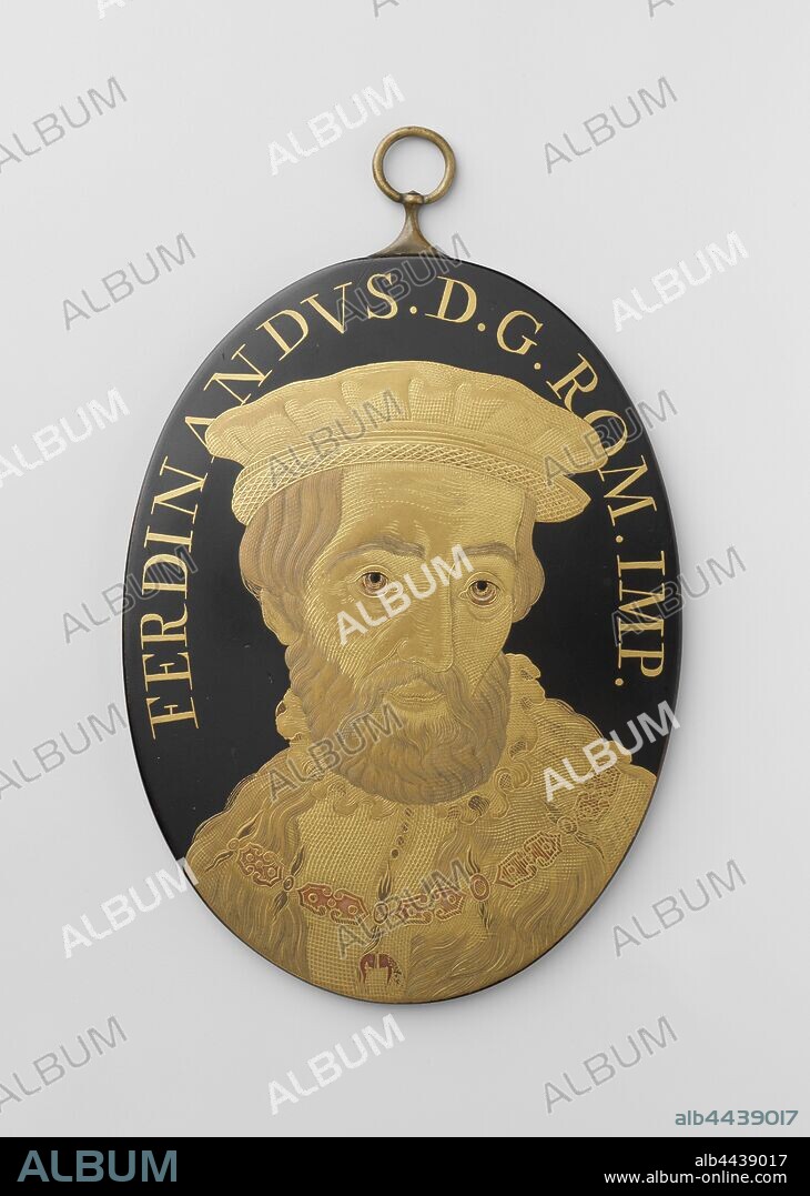 Ferdinand I, Oval plaque with a portrait bust of Ferdinand I with head turned slightly to the right. He has a mustache and beard and wears a cap (beret). He is wearing a cloak over his clothing with a scalloped collar. The casing is closed with a closure of 5 links. Edge lettering: Front: FERDINANDVS. D.G. ROM. IMP. Reverse: FERDINANDVS Austiriacus. Compl. uri. in Hispania Nat. ' Imp. an. VIII. Tue. ls edentib. Paulo IV and PIO IV. the cessit. an Ch. MDLX. Portrait golden. Swivel eyelet, Ferdinand I of Habsburg (German emperor), anonymous, Japan, 1775 - 1800, lacquer (coating), copper (metal), h 11.7 cm × w 8.8 cm × d 0.5 cm.