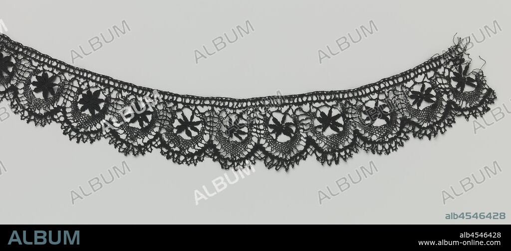 Strip bobbin lace with star and crescent, Black bobbin lace, Cluny lace. Symmetrical design with deep scallops and a braided ground. Each shell is filled with an eight-pointed star that is covered at the bottom by a crescent moon. The scallop edge is finished with bows and fine dots of coated pigtails. The top of the strip is finished straight., anonymous, France (possibly), c. 1900 - c. 1929, silk, Cluny lace, l 7 cm × w 72 cm ×, 4.5 cm.