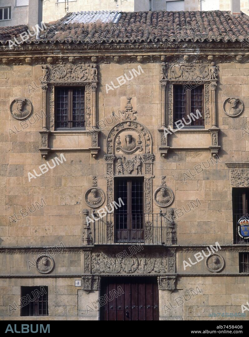 FACHADA DE LA CASA DE LAS MUERTES - SIGLO XVI - ESTILO PLATERESCO - EN ELLA VIVIO DON MIGUEL DE UNAMUNO.