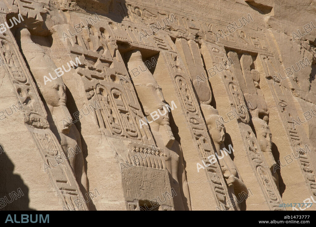 ARTE EGIPCIO. EGIPTO. TEMPLO DE HATHOR o "PEQUEÑO TEMPLO". Templo dedicado a Nefertari. Detalle de de la fachada, con la representación de RAMSES II (1290-1224 a. C.) y de la reina NEFERTARI, mujer de Ramsés, vestida de Hathor. IMPERIO NUEVO. ABU SIMBEL. Norte de Africa.