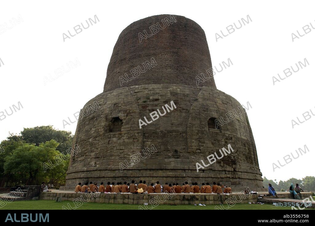 Dhamekh stupa ; Sarnath ; Varanasi ; Uttar Pradesh ; India Stock Photo -  Alamy