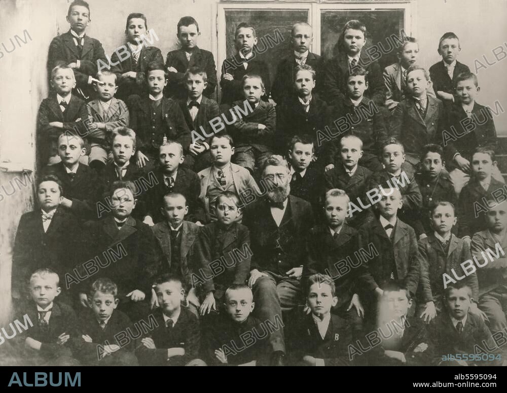 Hitler, Adolf Dictator (NSDAP). Braunau 20.4.1889 - (suicide) Berlin. 30.4.1945. Hitler (top row) with his fellow pupils at the primary school Leonding near Linz. Photo, 1900.