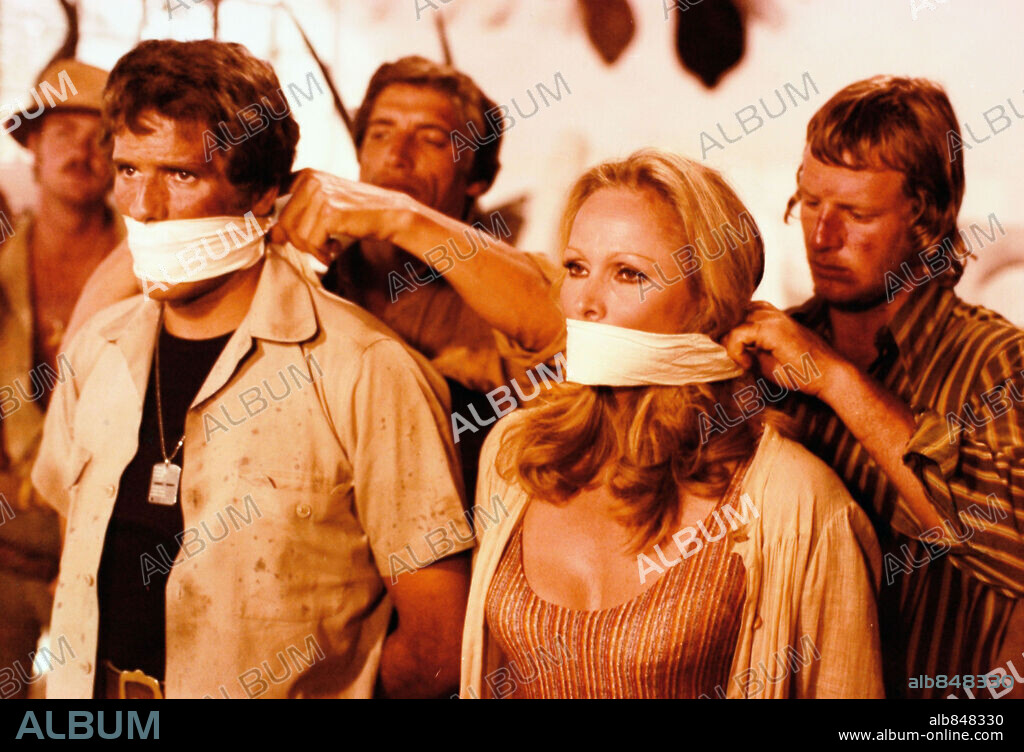 GIULIANO GEMMA and URSULA ANDRESS in AFRICA EXPRESS, 1975, directed by MICHELE LUPO. Copyright TRITONE CINEMATOGRAFICA.