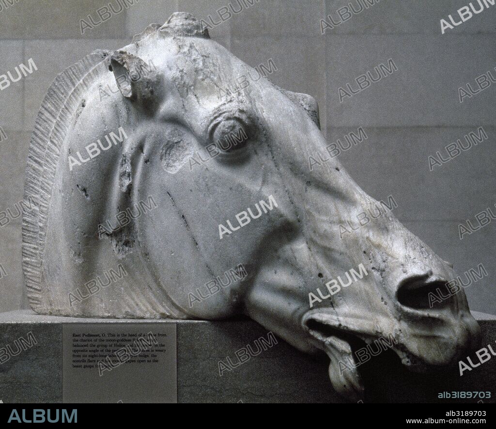 CABEZA DE CABALLO DEL CARRO DE SELENE (447-432 a. C.). Estatua que formaba parte del conjunto escultórico del Frontón Oriental del Partenón, obra realizada seguramente por Fídeas o alguno de sus discípulos. Acrópolis de Atenas. British Museum. Londres. Reino Unido.