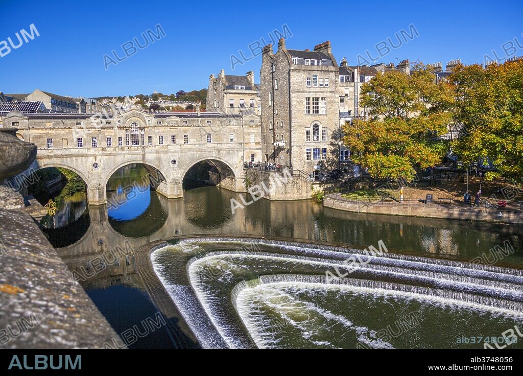 Bath Weir and Pulteney Bridge on the River Avon, Bath, UNESCO World Heritage Site, Somerset, England, United Kingdom, Europe.