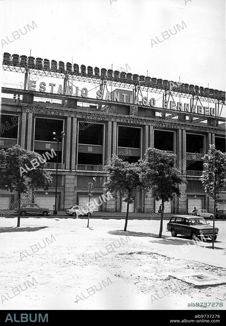 19 mayo 1973. Estadios - Santiago Bernabeu - fachada del estadio Santiago Bernabeu donde se Pueden ver Coches de la Epoca.