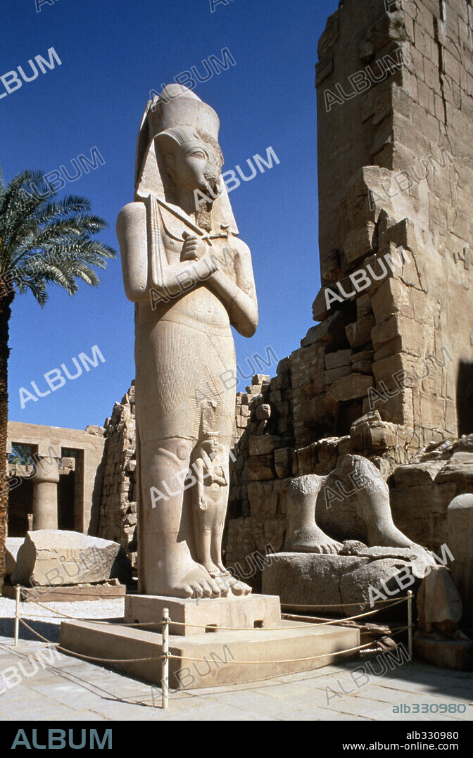 Colossal statue of Pharaoh Rameses II and Queen Nefertari in 1st courtyard at Temple of Karnak, Luxor , XIXth dinasty.