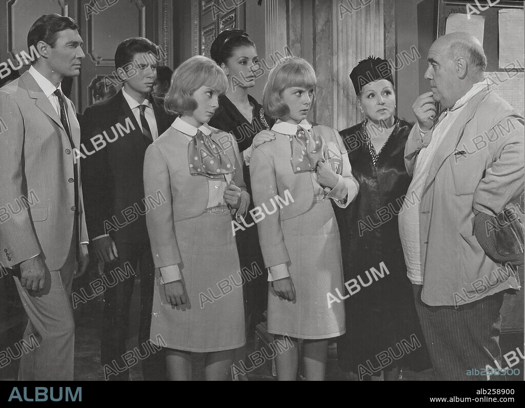 EMILIA BAYONA (MILI), ISABEL GARCES, MANOLO MORAN and PILAR BAYONA (PILI) in COMO DOS GOTAS DE AGUA, 1964. Copyright PRODUCCIONES BENITO PEROJO.