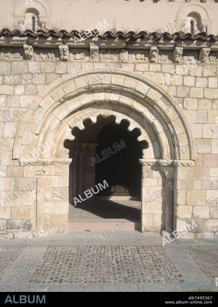 PORTADA DE LA GALERIA SUR- ARCO LOBULADO- ROMANICO - SIGLO XII.