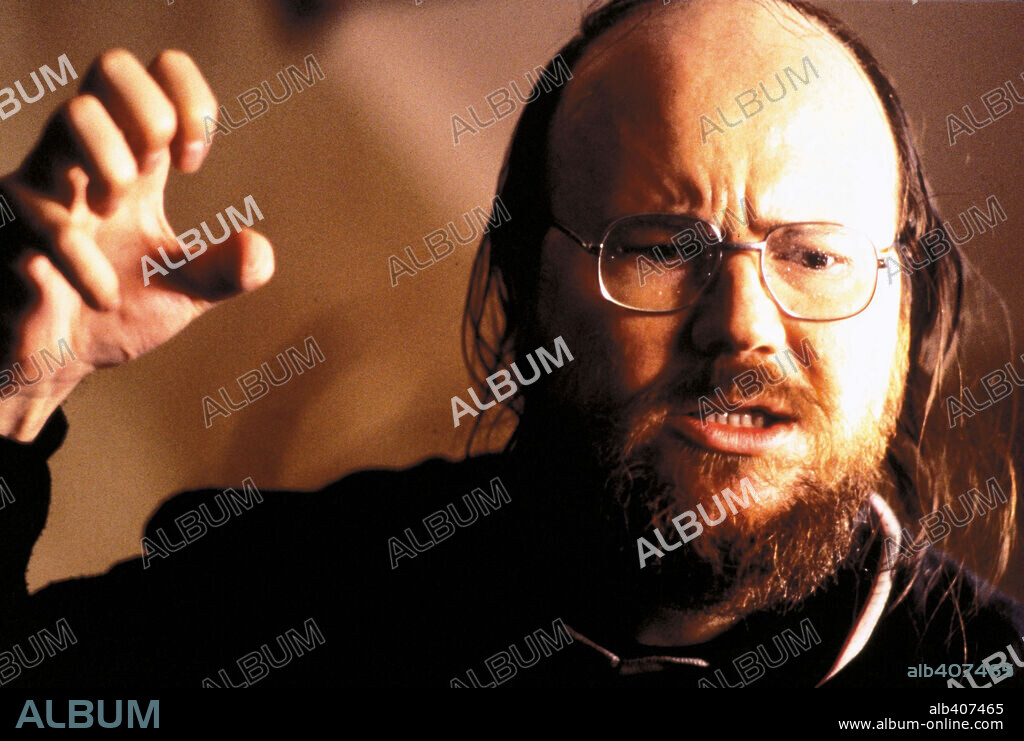 SANTIAGO SEGURA in MASTERPIECE, 2000 (OBRA MAESTRA), directed by DAVID TRUEBA. Copyright FERNANDO TRUEBA P.C. S.A. / MARTINEZ, DANIEL.