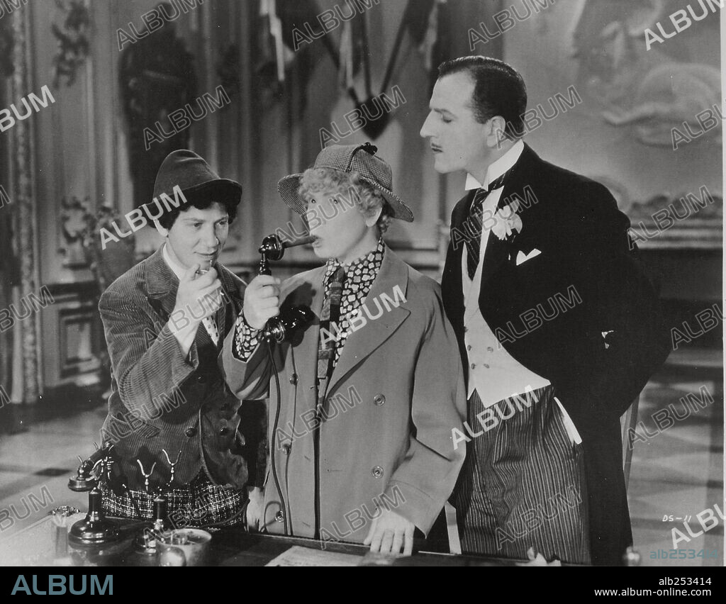 CHICO MARX, HARPO MARX et LOUIS CALHERN dans DUCK SOUP, 1933, réalisé par LEO MCCAREY. Copyright PARAMOUNT PICTURES.