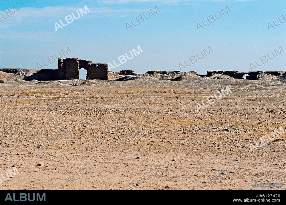 Dura Europos-Salihiye (Prov.Dayr az-Zawr, Syria), city wall, main gate, socalled Palmyra Gate (Seleucid, c.300 BC, rebuilt and fortified several times).-View.-Photo, undat.