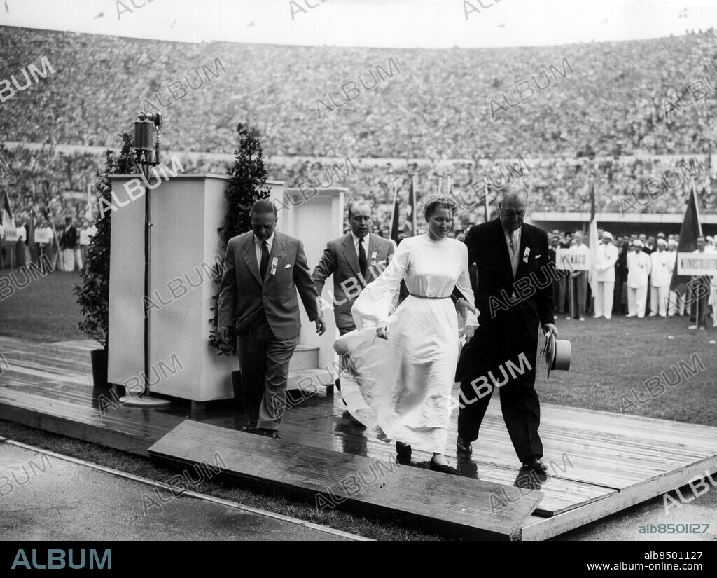 Orig. bildtext... WOMAN DEMONSTRATOR AT OPENING CEREMONY. Photo shows: Barbara Rotraut Pleyer, a West German student, being led away from the tribune of opening ceremony at the Olympic stadium, and attempted to address the crowds. Escorting her is Mr. Erk v Frenckell, President of the Olympic Organising Committe. Orig. bildtext... OLYMPISKA ÖPPNINGSCEREMONIEN När finske ärkebiskopen hade läst välsignelsen, inträffade ett litet intermezzo. En vitklädd tyska sprang runt halva banan och så småningom upp i talarstolen för att hålla ett tal för freden, för vilket ändamål enbart hon kommit till Helsingfors. Bilden visar hur Olympiadens organisationskommittés ordförande Erik von Frenckell leder bort flickan från talarstolen. Anm. OS i Helsingfors 1952 Sommar-OS Se även BAU390 persons: Barbara Pleyer ;Erik von Frenckell sites: FINLAND ;HELSINGFORS ;VÄSTTYSKLAND*.