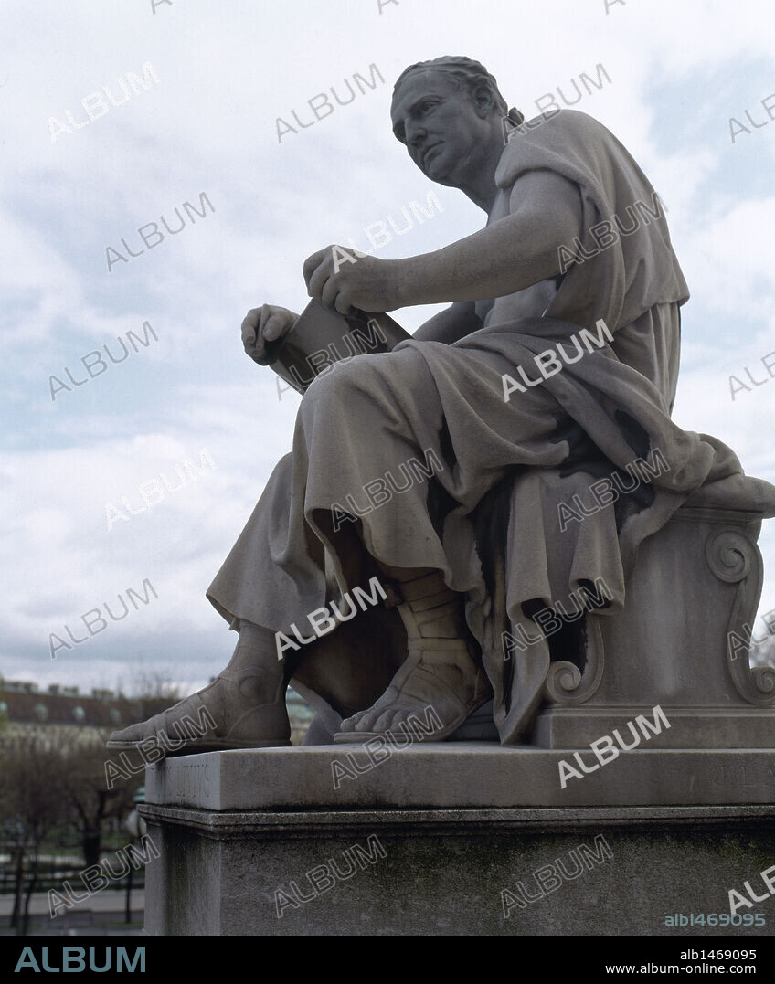 TITO LIVIO (Titus Livius) (Padua,64 ó 59 a. C. -Roma,17 d. C.). Historiador romano. Su vida es mal conocida. A partir del 27 a. C. empezó su gran obra "Historia de Roma", inacabada, en la que narra la muerte de Druso (9 a. C.). Estatua existente en una de las rampas junto a la fachada del Parlamento austríaco. VIENA.