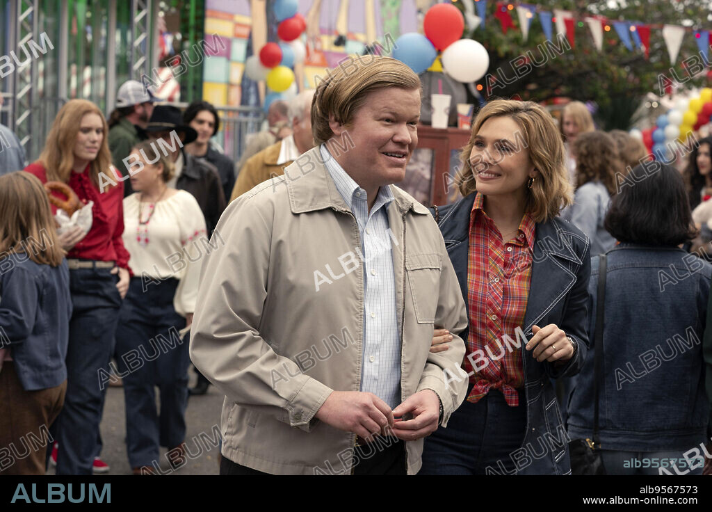 ELIZABETH OLSEN and JESSE PLEMONS in LOVE & DEATH, 2023, directed by LESLIE LINKA GLATTER. Copyright LIONSGATE TELEVISION.