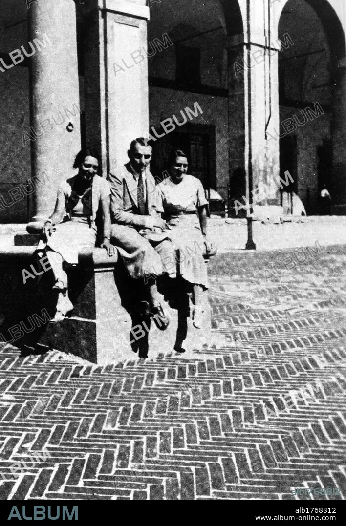 Norberto Bobbio with two girls. The philosopher of law and political  sciences and historian of political thought Norberto Bobbio posing with two  girls. 1940s. - Album alb1768812